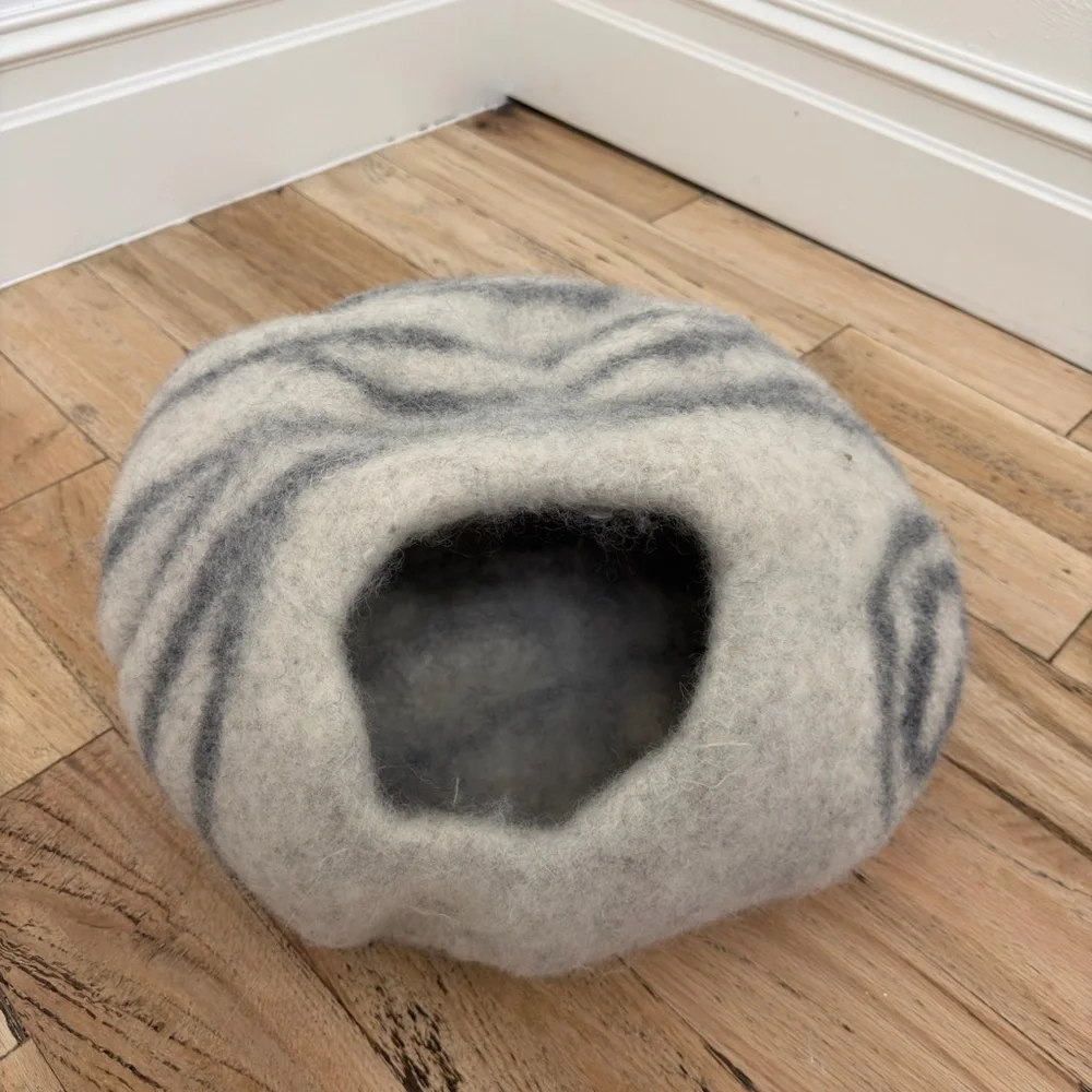 Cozy Black and Gray Pet Cave